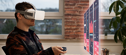 Ein Mann sitzt mit einer VR-Brille vor einem Monitor